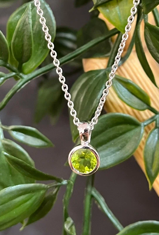 trendy choker necklaces for women -Unique & Co Rhodium Plated Silver Peridot Necklace